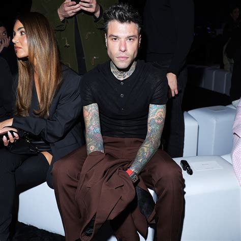 fedez da donatella versace|Fedez da solo alla sfilata di Versace .